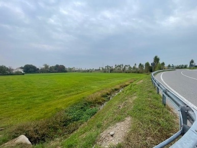 Foto Terreno edificabile in VIA CARAVAGGIO, Caravaggio Masano di 2600 m²