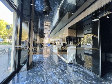 Foto Negozio in Via Volta, Milano Moscova di 380 m² con 1 locali in affitto