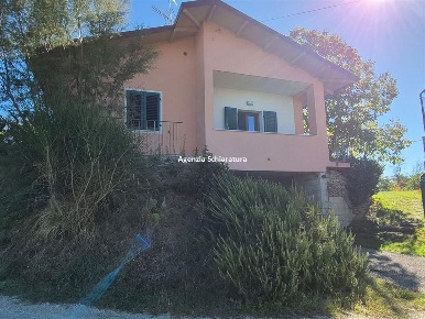 Foto Casa indipendente a Urbino di 135 m² con 5 locali in vendita