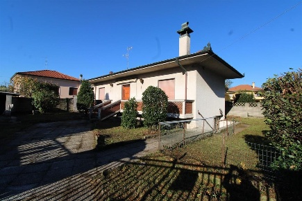Foto Villa unifamiliare in via Silvio Pellico, Canegrate di 137 m²