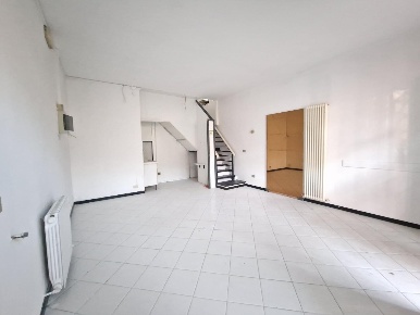 Foto Locale commerciale a Carrara Marina di Carrara di 40 m² con 2 locali