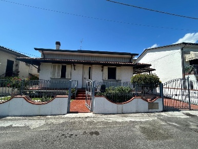 Foto Villa unifamiliare a Camaiore Lido di Camaiore di 120 m² con 8 locali