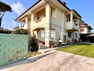 Foto Villa unifamiliare a Forte dei Marmi Centro di 210 m² con 8 locali