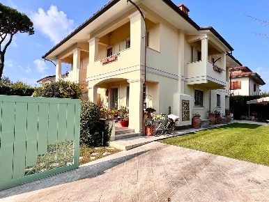 Foto Villa unifamiliare a Forte dei Marmi Centro di 210 m² con 8 locali