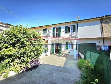 Foto Case semi ndipendenti a Massa Centro di 75 m² con 4 locali in vendita