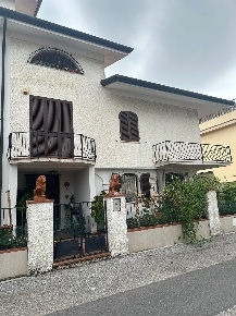 Foto Villa bifamiliare a Viareggio Darsena - Ex Campo di Aviazione