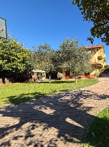 Foto Villa bifamiliare a Porcari Centro di 141 m² con 5 locali in vendita