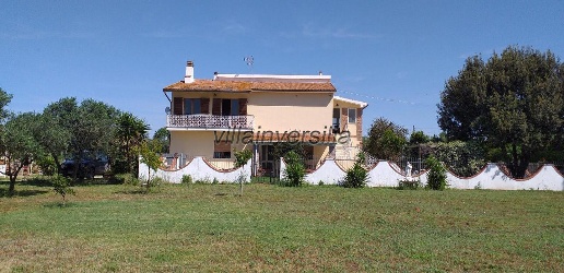 Foto Casa indipendente a Orbetello di 350 m² con 10 locali in vendita