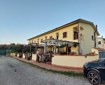 Foto Villa a schiera a Crespina Lorenzana Crespina di 130 m² con 5 locali