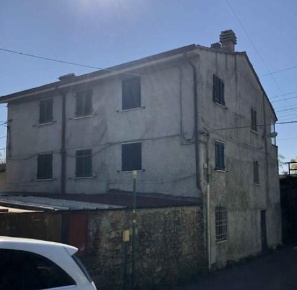 Foto Appartamento a Carrara Avenza di 81 m² con 4 locali in vendita