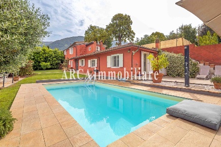 Foto Rustico a Camaiore Camaiore Paese di 145 m² con 9 locali in vendita