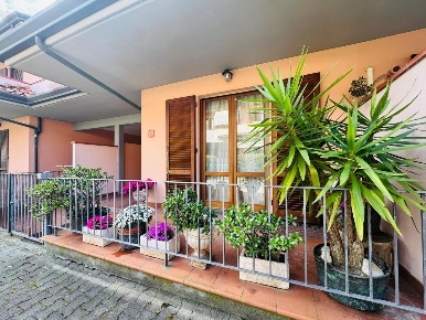 Foto Villa a schiera a Viareggio Torre del Lago di 127 m² con 10 locali