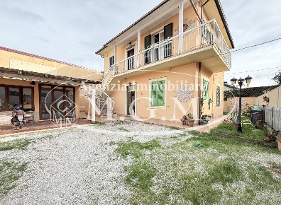 Foto Case semi ndipendenti a Castelfranco di Sotto Centro di 180 m²