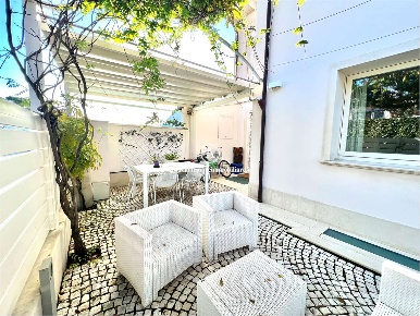 Foto Villa bifamiliare a Forte dei Marmi di 140 m² con 12 locali in affitto