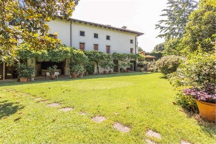 Foto Villa unifamiliare a Aviano di 1430 m² con 25 locali in vendita
