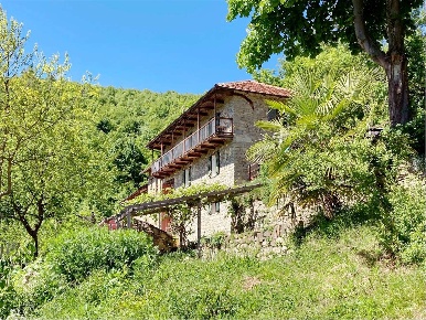 Foto Rustico in via madonna 1, Niella Belbo di 300 m² con 15 locali