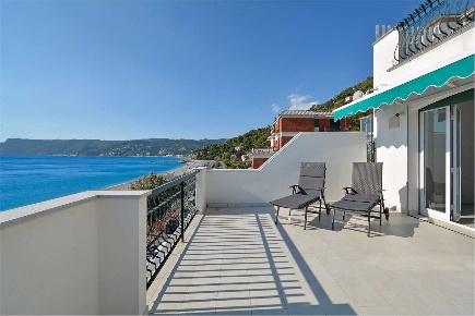 Foto Appartamento in Via Maremma  42, Spotorno di 105 m² con 3 locali