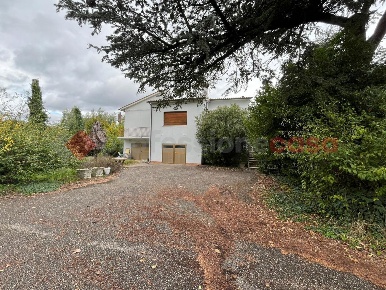 Foto Casa indipendente a Monte San Savino di 220 m² con 5 locali in vendita