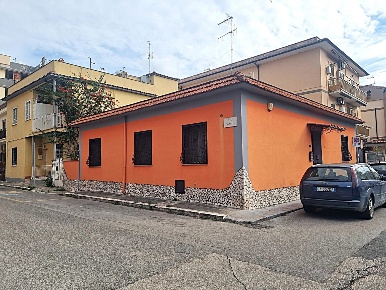 Foto Appartamento in Via Liguria 42, Aprilia Centro di 125 m² con 5 locali