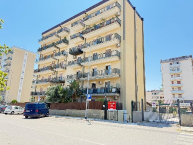 Foto Negozio in VIA claudio domino 24, Palermo di 400 m² con 13 locali