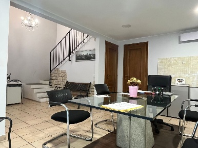 Foto Negozio in Via Quinto Romano 17, Milano Baggio di 45 m² con 2 locali