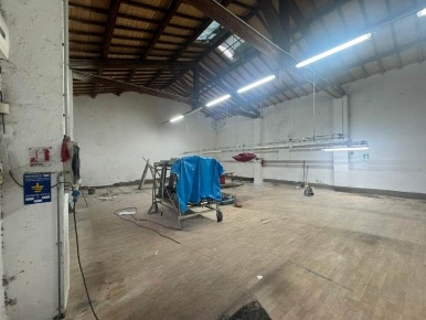 Foto Magazzino a Prato Cafaggio - Grignano di 170 m² in affitto
