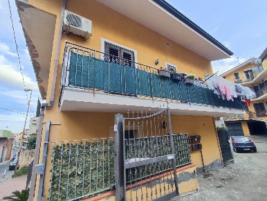 Foto Appartamento a Aci Catena Centro di 95 m² con 4 locali in vendita