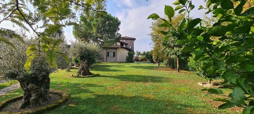 Foto Villa singola a Leno Centro di 698 m² con 5 locali in vendita