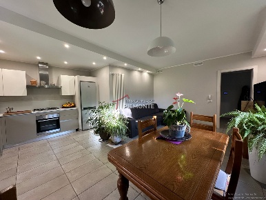 Foto Villa unifamiliare a Comignago Centro di 215 m² con 5 locali