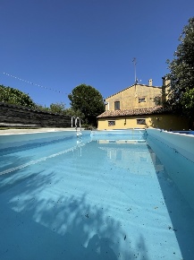 Foto Rustico in offagna, Offagna Centro di 227 m² con 9 locali in vendita