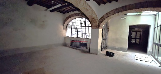 Foto Locale commerciale a Arezzo di 400 m² con 9 locali in affitto