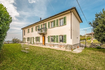 Foto Casa indipendente in Strada Brosia, Castiglione Tinella di 303 m²