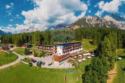 Foto Hotel in Cortina D'Ampezzo, Bolzano Centro di 7000 m² in vendita