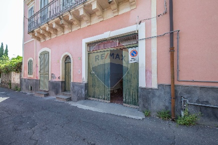 Foto Casa indipendente in via Santa Lucia, Mascalucia Centro di 332 m²