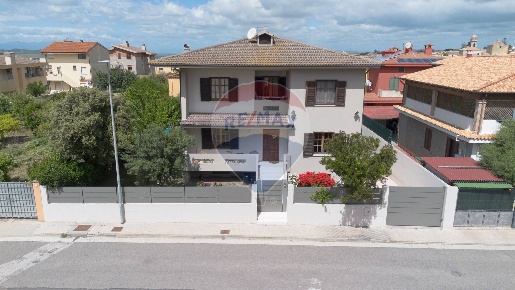 Foto Villa singola in via ungaretti, Dolianova di 300 m² con 5 locali