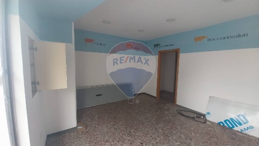 Foto Locale commerciale in Piazza Casalbore, Salerno Centro di 65 m²