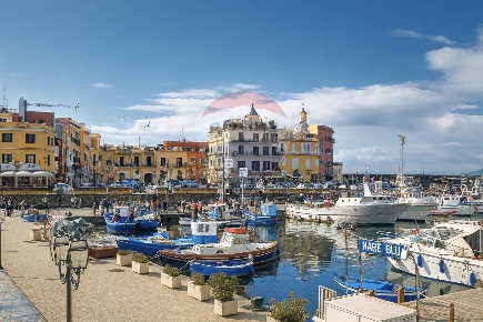 Foto Attività commerciale in Corso della Repubblica, Pozzuoli Porto