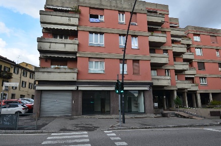 Foto Locale commerciale in Viale Adamello, Lecco San Giovanni di 338 m²