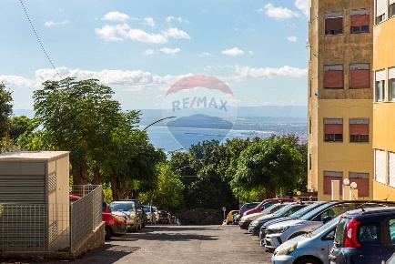 Foto Appartamento in Via Nizzeti, Valverde di 122 m² con 7 locali