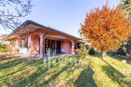 Foto Villa singola in VIA EDISON, Osnago Centro di 300 m² con 5 locali