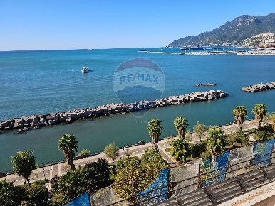 Foto Appartamento in Lungomare Trieste, Salerno Centro di 125 m² in vendita