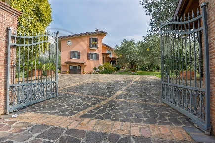 Foto Villa singola in Via Colle La Penna, Maenza di 330 m² con 12 locali