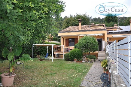 Foto Villa a schiera in via degli aranci, Bracciano di 200 m² con 5 locali