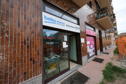 Foto Negozio a Milano Certosa di 100 m² con 2 locali in vendita