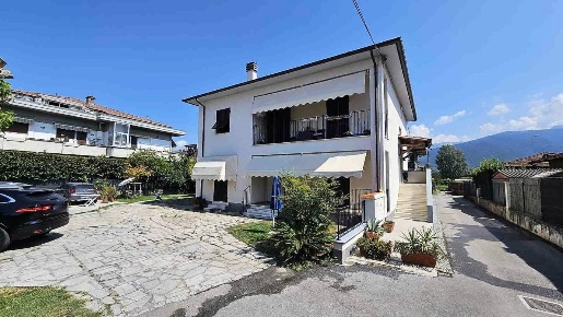 Foto Appartamento a Massa Marina di Massa Centro di 120 m² con 5 locali