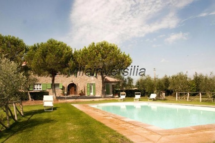 Foto Casale a Cortona di 400 m² con 10 locali in vendita