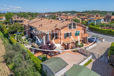 Foto Villa a schiera a Calcinaia di 130 m² con 5 locali in vendita