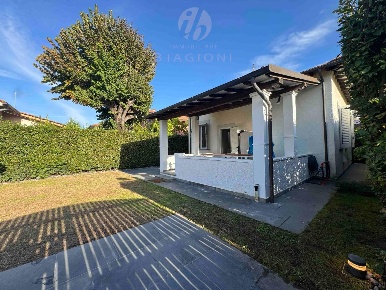 Foto Casa indipendente a Pietrasanta di 80 m² con 4 locali in vendita