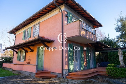 Foto Villa unifamiliare a Forte dei Marmi Centro di 210 m² con 8 locali