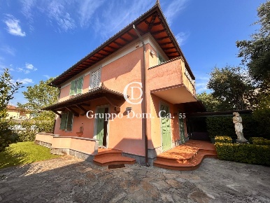 Foto Villa unifamiliare a Forte dei Marmi Centro di 210 m² con 8 locali